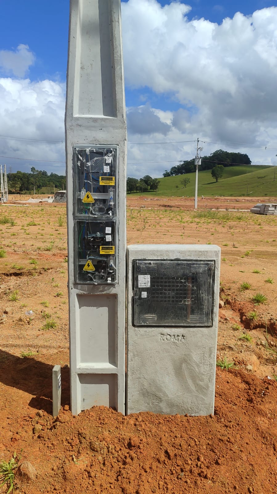 Instalação de poste padrão Celesc com mureta para hidrômetro pela Voltare
