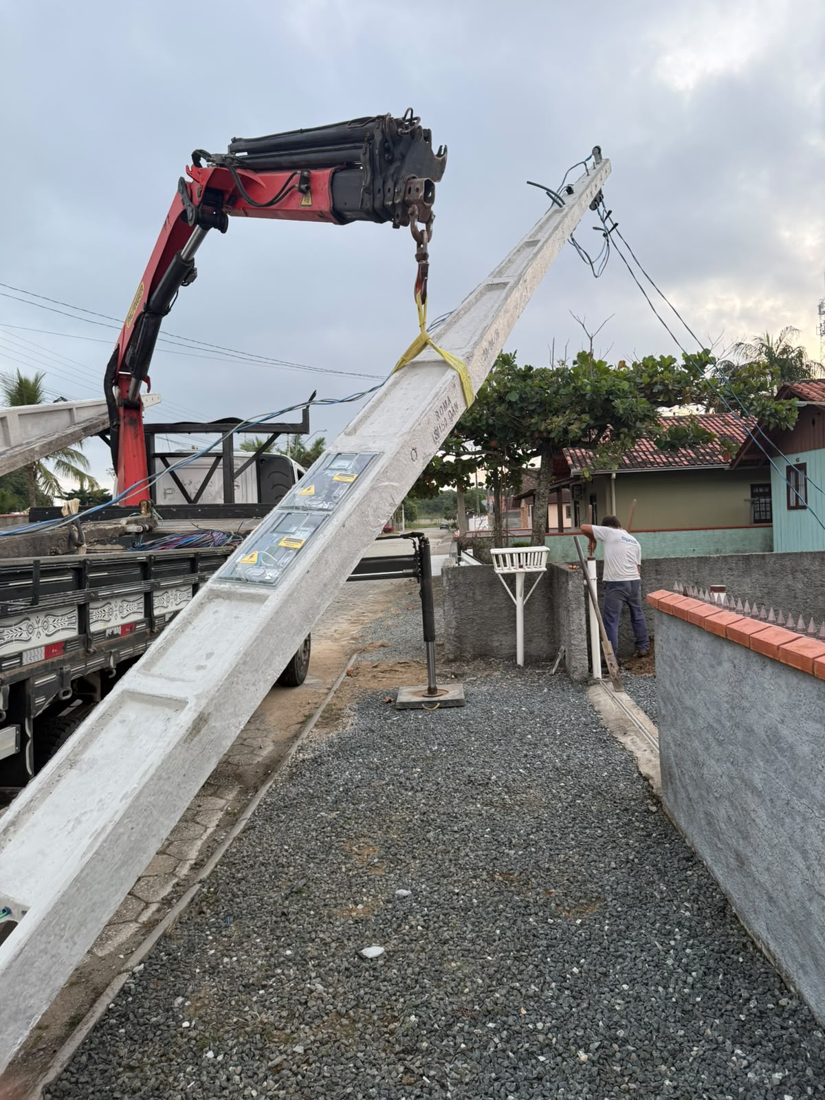 Instalação de poste padrão Celesc em área residencial pela Voltare
