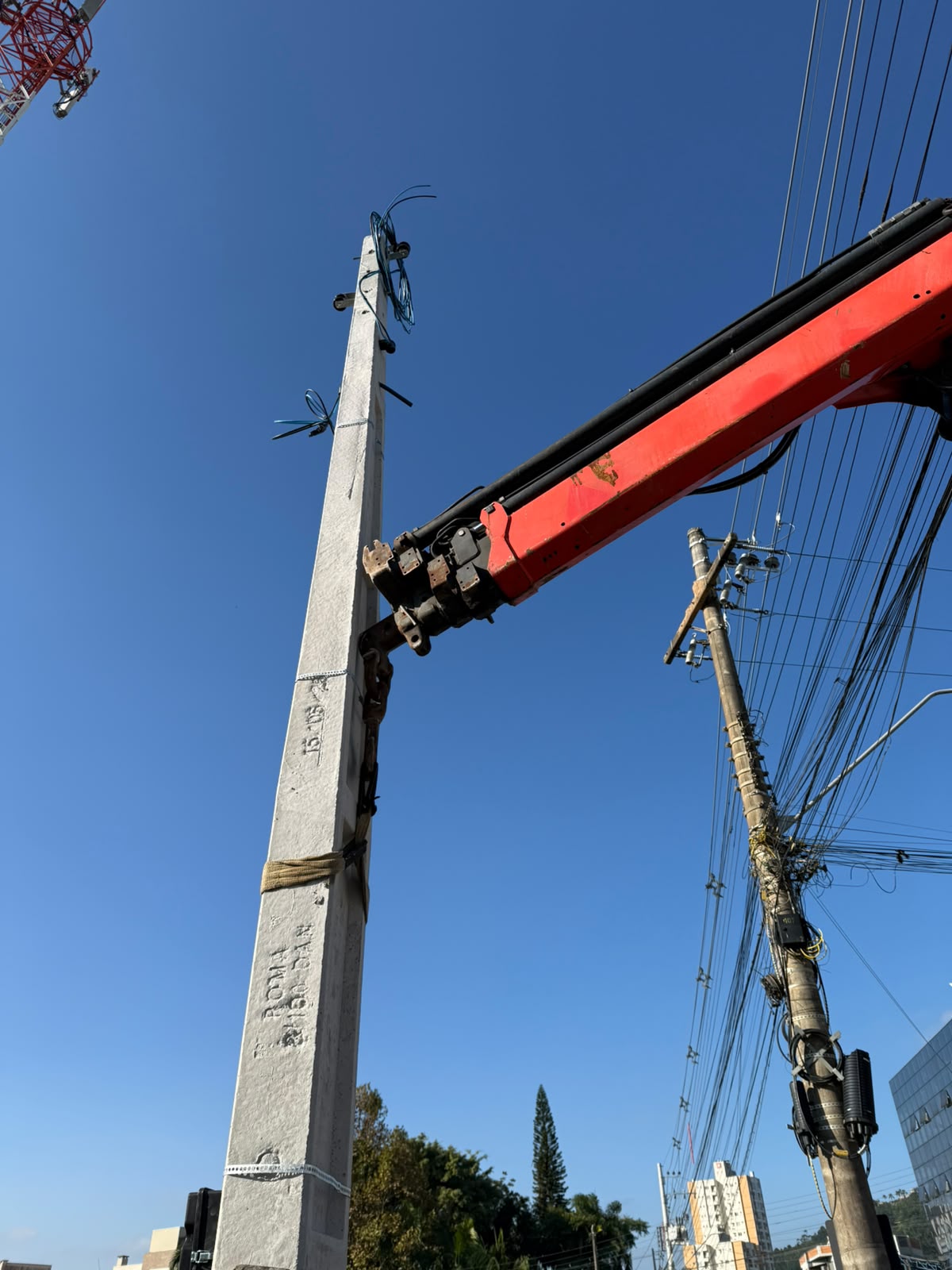 Içamento de poste de 8 metros com caminhão munck pela Voltare