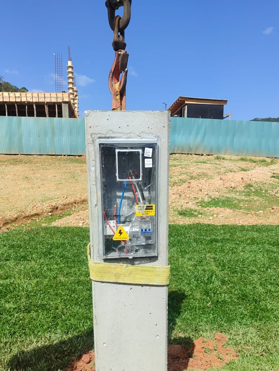 Instalação de poste padrão Celesc em condomínio fechado pela Voltare